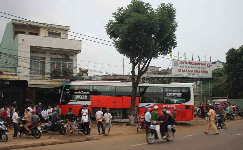 Chiếc xe tông thẳng làm gãy cột điện và đâm ô tô nhà anh Lộc đang đậu trong sân