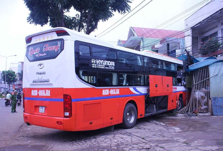 Do cú tông mạnh khiến phần đầu xe khách và mái hiên của nhà anh Lộc bị hư hại