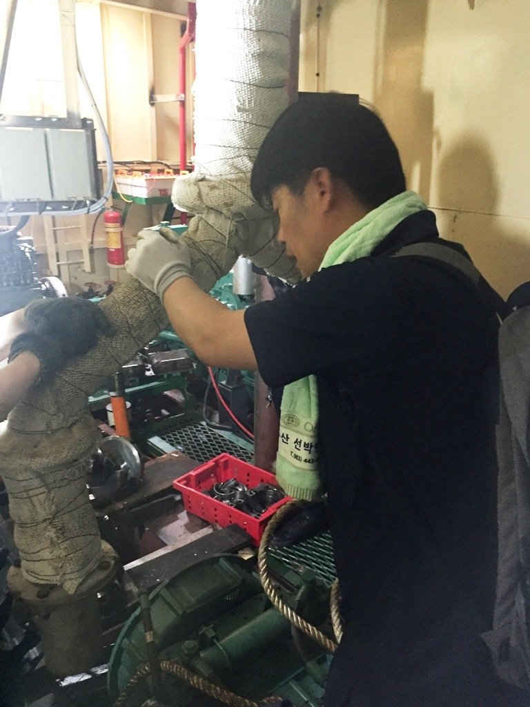 Chuyên gia Hàn Quốc mướt mồ hôi kiểm tra sự cố máy cho ngư dân.
