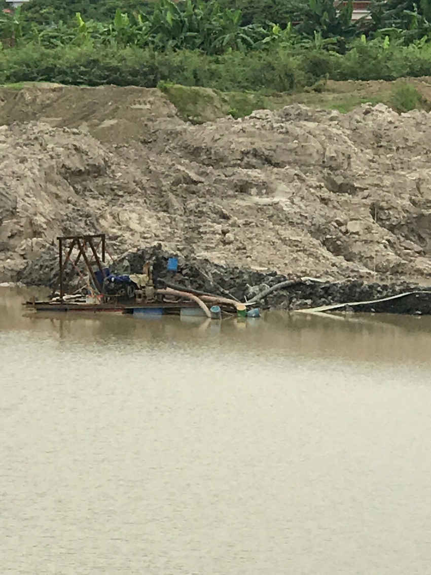 Các máy hút cát công suất lớn tại lòng hồ Bình Giang
