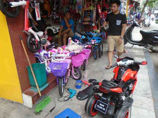 Các loại đô chơi ô tô, xe máy điện được thiếu nhi yêu thích dịp này