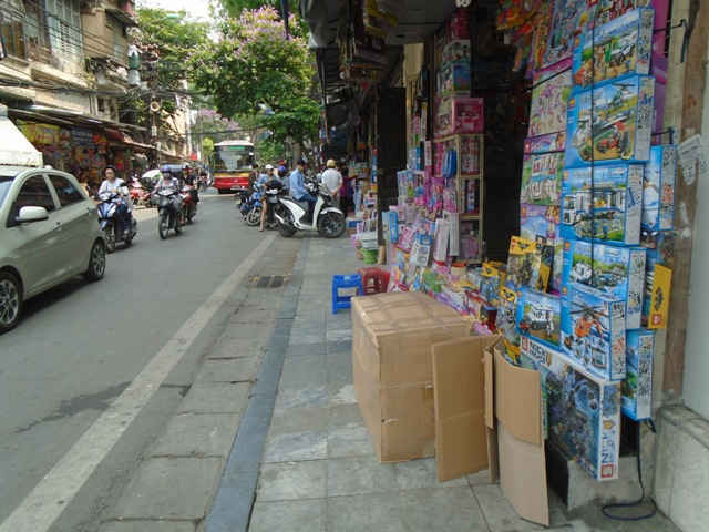 Con phố Chả Cá trưng bày đa dạng các loại đồ chơi