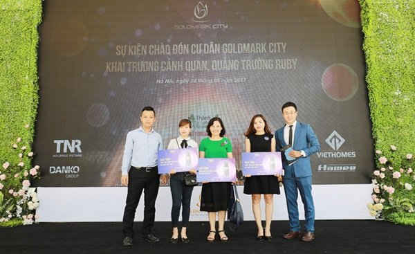 Các khách hàng may mắn trúng thưởng trong sự kiện. Các khách hàng đặt mua căn hộ Sapphire tại Goldmark City sẽ được tặng phần quà hấp dẫn gồm 8 cây vàng SJC, ưu đãi lãi suất 0% trong 12 tháng, chiết khấu lên đến 16,2% tổng giá trị căn hộ. 