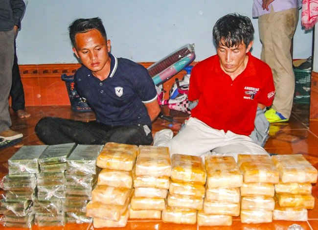 Các đối tượng Vàng Vả Mềnh và Giàng Chí Hừ cùng tang vật thu giữ được của chuyên án 065AV