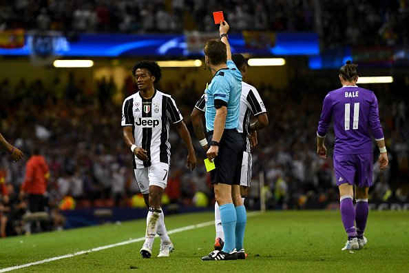 Chiếc thẻ vàng thứ 2 của Cuadrado đã đập tan hy vọng ngược dòng của Juve