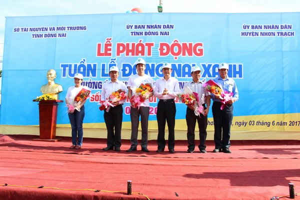 Phó Chủ tịch UBND tỉnh Đồng Nai Võ Văn Chánh tặng hoa cho các doanh nghiệp có nhiều đóng góp, hỗ trợ cho sự kiện Tuần lễ Đồng Nai xanh 2017