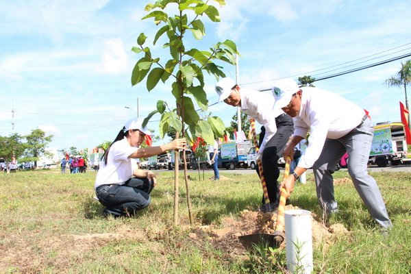 Lãnh đạo tỉnh Đồng Nai tham gia trồng cây xanh tại Lễ phát động
