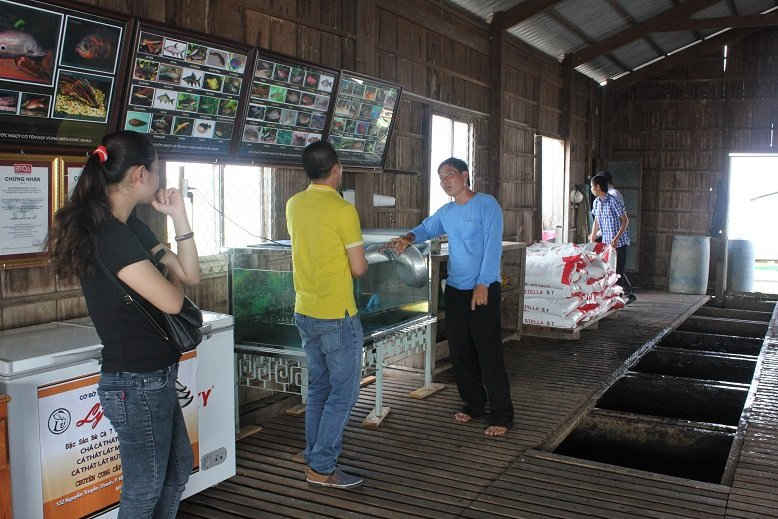 Ông Bảy Bon tiếp du khách đến tham quan làng bè.