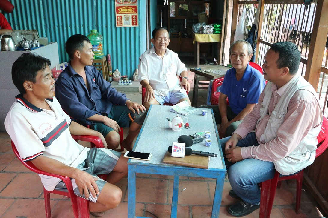 Người dân ở Cồn Cũ phân công canh gác đề phòng xáng cạp cát để đối phó kịp thời.