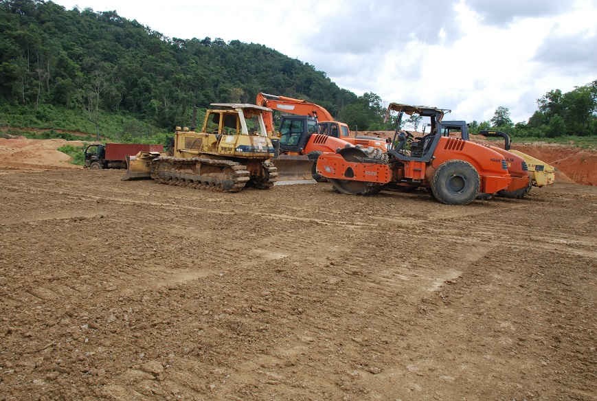 Do chậm giải phóng mặt bằng, nên nhà thầu chưa được bàn giao mỏ đất nguyên liệu phục vụ đắp đập, máy móc phải tập kết, một số công nhân nghỉ làm việc  chờ đợi mặt bằng.
