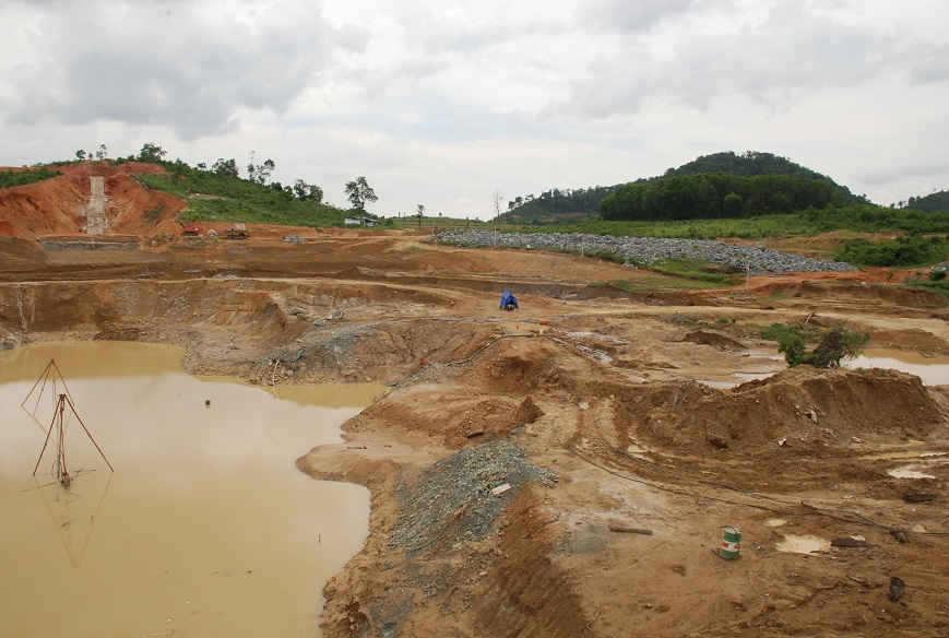 Tiến độ thi công công trình rất chậm. 