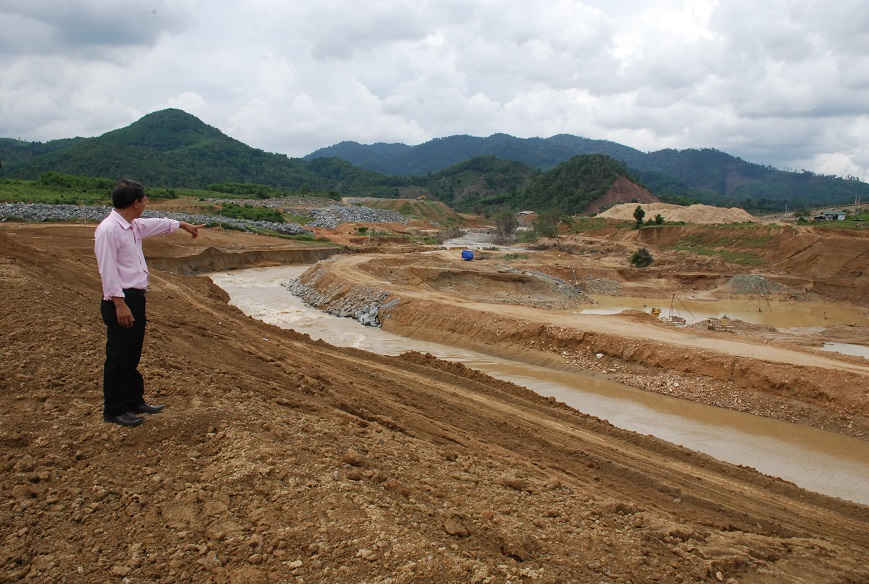 Phóng viên Báo TN&MT khảo sát thực địa công trường xây dựng Hồ thuỷ lợi Kr ông Pắc thượng.