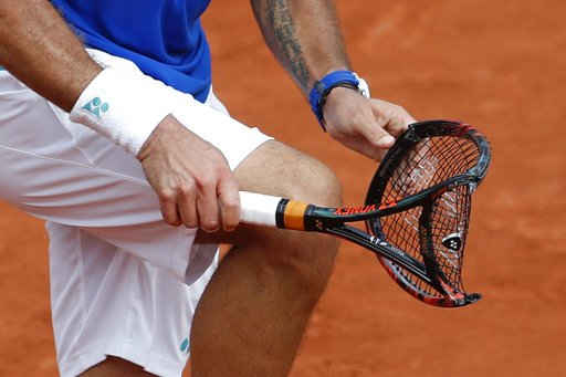 wawrinka đã không kềm chế được cảm xúc của mình và đã bẻ gãy chiếc vợt