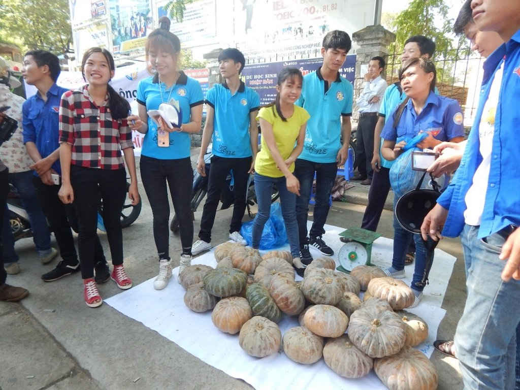 Rất đông các bạn tình nguyện viên tham gia chiến dịch 