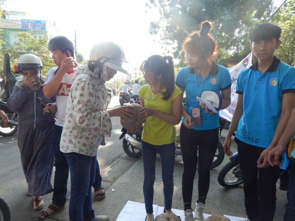 Biết được hoạt động có ý nghĩa, người dân Huế đã đến mua bí đỏ