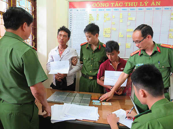 2 đối tượng tại cơ quan công an