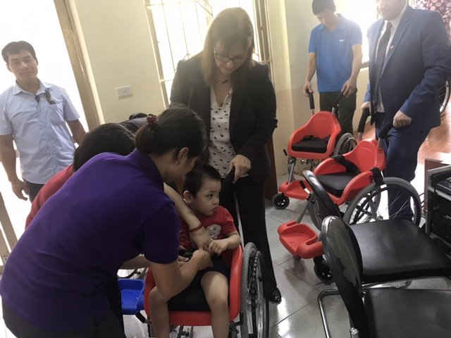 Hướng dẫn các em khuyết tật sử dụng xe lăn được trao tặng 