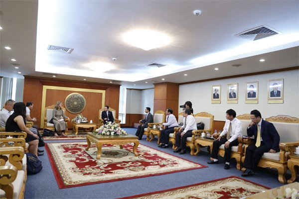 Toàn cảnh buổi tiếp và làm việc của Bộ trưởng Trần Hồng Hà với Với những đóng góp của bà Louise Chamberlain, bộ trưởng Bộ TN&MT Trần Hồng Hà đã trao Kỷ niệm chương “Vì sự nghiệp Tài nguyên và Môi trường” cho bà Louise Chamberlain (quốc tịch Thụy Điển), đã có nhiều công lao đóng góp xây dựng và phát triển ngành Tài nguyên và Môi trường.