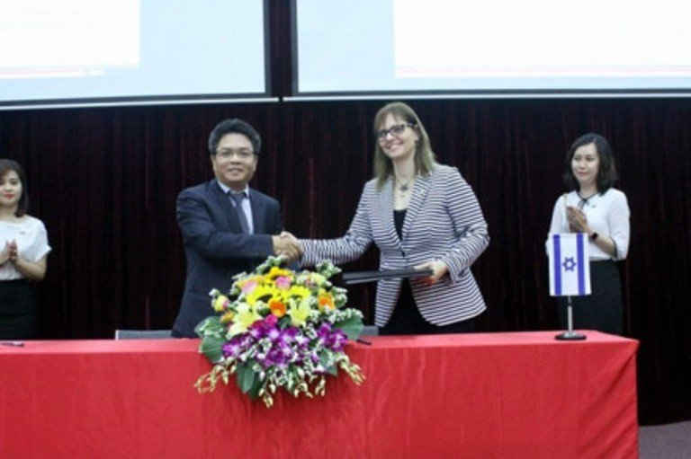PGS.TS Phạm Anh Tuấn – Giám đốc Trung tâm vệ tinh Quốc gia, Viện Hàn lâm KH&CN VN và Bà Merrav Eilon Shahar, Đại sự đặc mệnh toàn quyền Isarel tại Việt Nam thực hiện việc ký kết. (Ảnh: PV)