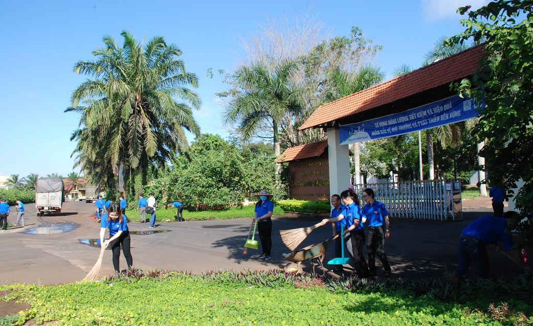 Quét dọn cỏ dại, thu gom rác thải khu vực trước nhà máy bia Sài Gòn - Đắk Lắk.
