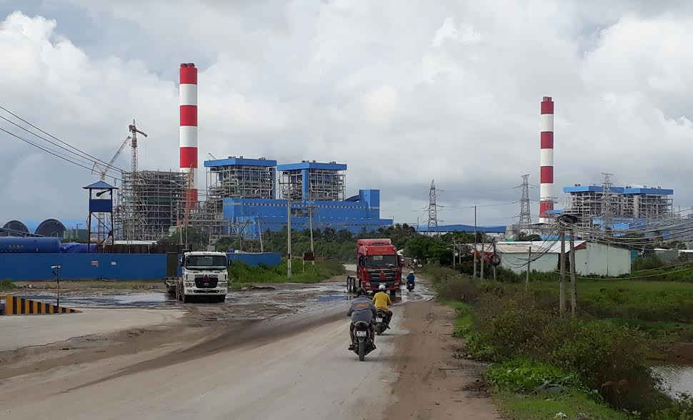 Xe vận tải từ nhà máy làm hư hỏng dường giao thông.