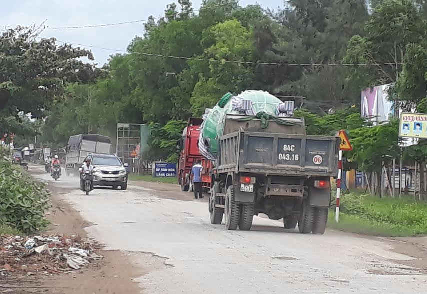  Xe tải tro xỉ gây khói bụi trên đường, ảnh hưởng môi trường xung quanh.