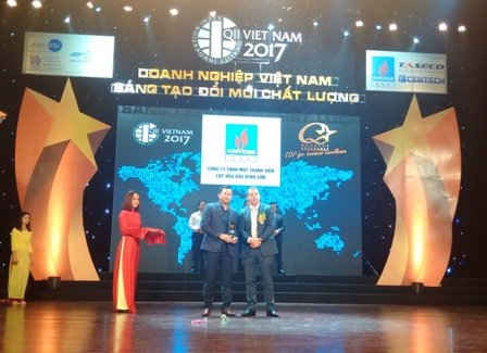 Đại diện Công ty Lọc Hóa dầu Bình Sơn nhận biểu trưng chứng nhận từ Ban Tổ chức
