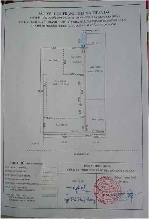Bản vẽ hiện trạng nhà và thửa đất của đơn vị đo đạc cho thấy, ngoài phần diện tích đất lấn qua nhà ông Kế 4,05m2, diện tích đất nhà bà Hương còn dư ra so với diện tích đất theo văn tự mua bán nhà là 8,15 m2