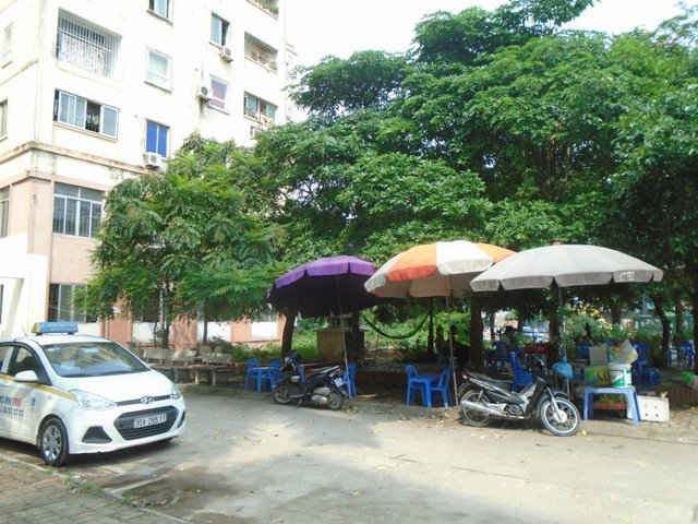 Vỉa hè giáp nhà NƠ 14A khu đô thị Định Công ngang nhiên bị chiếm dụng
