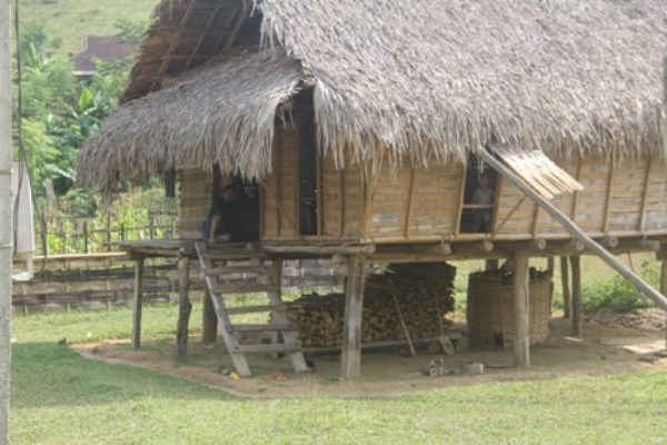 Ngôi nhà của anh Hà Văn Hằng và chị Lương Thị Hiệp ở khu TĐC Huôi Sai làm bằng tranh tre tạm bợ và không có đất để sản xuất
