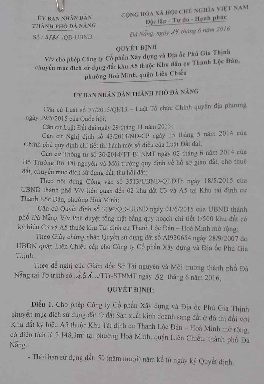 QĐ số 3791/QĐ-UBND ngày 14/6/2016 v/v cho phép Cty Phú Gia Thịnh chuyển mục đích SDĐ khu A5 (DT 2.148,3m2) thuộc Khu TĐC Thanh Lộc Đán – Hòa Minh mở rộng (KDC Phùng Hưng). Tại QĐ 3791, căn cứ theo GCNQSDĐ số AI930654 ngày 28/9/2007 do UBND quận Liên Chiểu cấp cho Cty Phú Gia Thịnh, nhưng theo Website của Cty Phú Gia Thịnh thì Cty thành lập ngày 30/3/2010. Mặt khác, theo Sở TN&MT tại thời điểm 2007, GCNQSDĐ được cấp cho đối tượng khác, chứ không phải Cty Phú Gia Thịnh