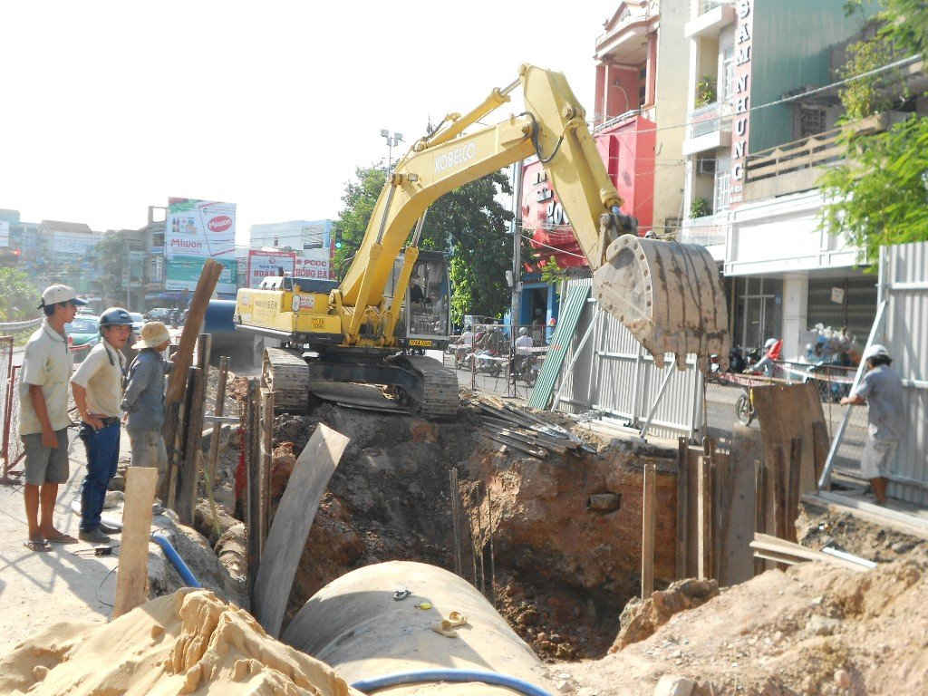 Công nhân, máy móc của Công ty TNHH Hải Dương thi công khẩn trương nhằm sớm đưa công trình đi vào hoạt động.