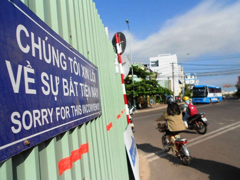 “Chúng tôi xin lỗi về sự bất tiện này”, câu khẩu ngữ tuy ngắn gọn, nhưng đã làm người đi đường cảm nhận được sự tôn trọng từ nhà thầu thi công trong bối cảnh đường chật, xe cộ qua lại đông đúc.
