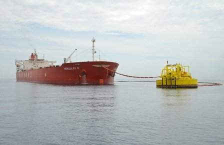 Tàu Hercules M bơm dầu tại phao SPM