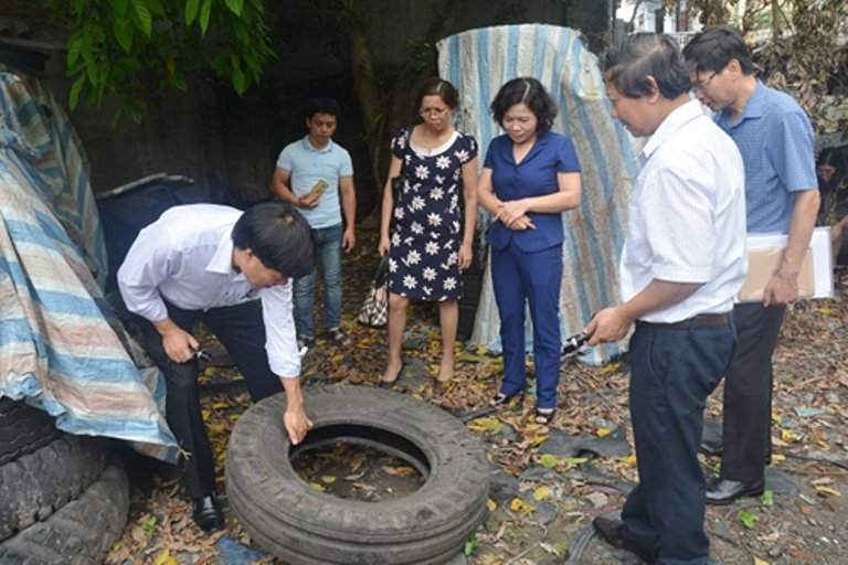 Nhiều dụng cụ, đồ phế thải tại các gia đình có chứa nước và bọ gậy.