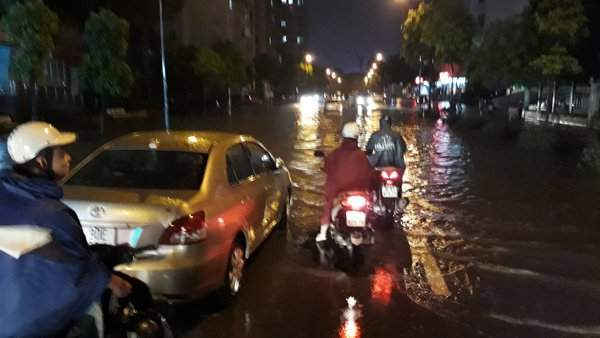 Phố Thành Thái (Cầu Giấy) các phương tiên lưu thông gặp khó khăn