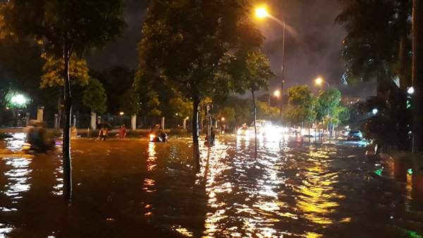 Nước ngập tràn lên vỉa hè