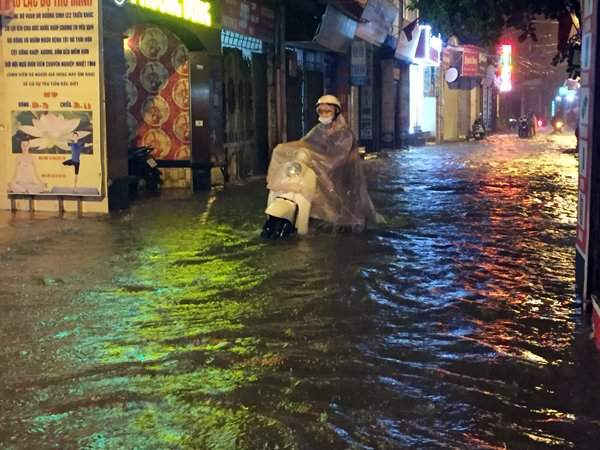 Khu vực quận Thanh Xuân, nhiều tuyến đường chìm sâu trong nước