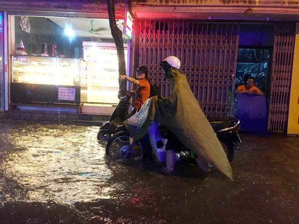 Và đi tìm những quán sửa xe máy bêb đường