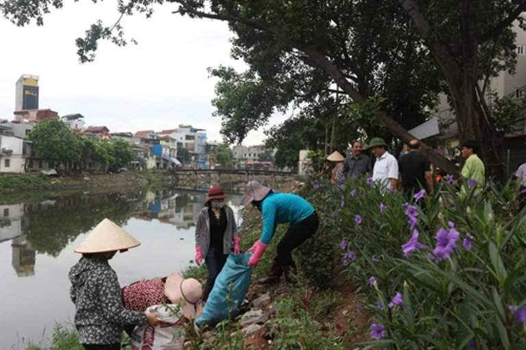 Một buổi tổng vệ sinh môi trường của nhân dân xã Hữu Hòa.