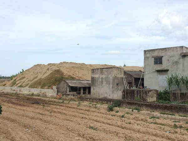Bãi cát cao ngang ngôi nhà hai tầng của hộ ông Hoàng Bá Luân