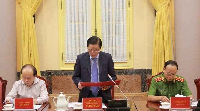 Phó Chủ nhiệm Văn phòng Chủ tịch nước Giang Sơn đọc  Lệnh công bố các Luật