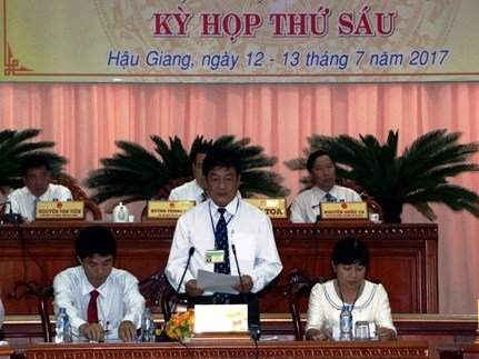  Giám đốc Sở Tài nguyên và Môi trường tỉnh Hậu Giang, Hồ Văn Phú ( người đứng) trả lời chất vấn của các đại biểu HĐND tỉnh Hậu Giang nhiệm kỳ 2016-2012 vào ngày 13/7/2017.