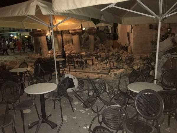 Các nhà hàng, quán cafe cũng tan hoang