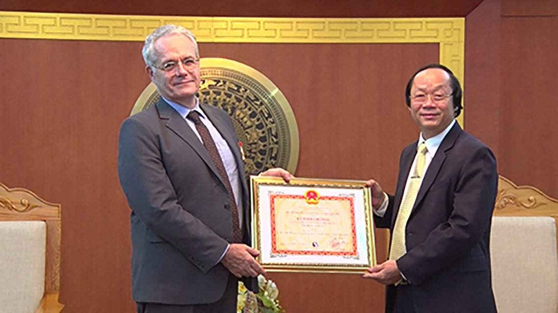 Thứ trưởng Võ Tuấn Nhân trao kỷ niệm chương vì sự nghiệp TNMT cho ngài Rémi Genevey 