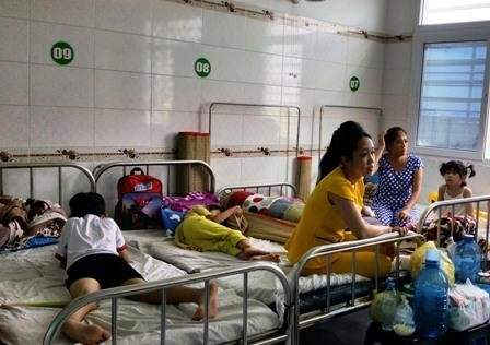  Các bệnh nhi bị SXH đang được điều trị tại Bệnh viên Nhi đồng TP. Cần Thơ.
