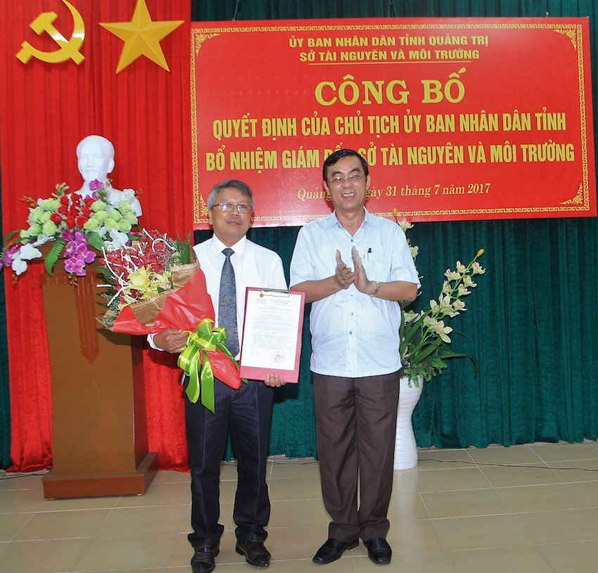 Đồng chí Nguyễn Đức Chính, Phó Bí thư Tỉnh ủy, Chủ tịch UBND tỉnh trao Quyết định bổ nhiệm Giám đốc Sở Tài nguyên và Môi trường cho đồng chí Nguyễn Trường Khoa