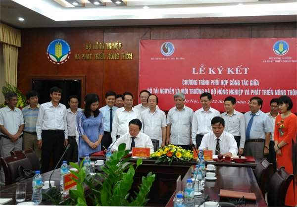 Hai bộ: TN&MT và NN&PTNT ký kết chương trình hợp tác giai đoạn 2017 - 2020. Ảnh: Khương Trung