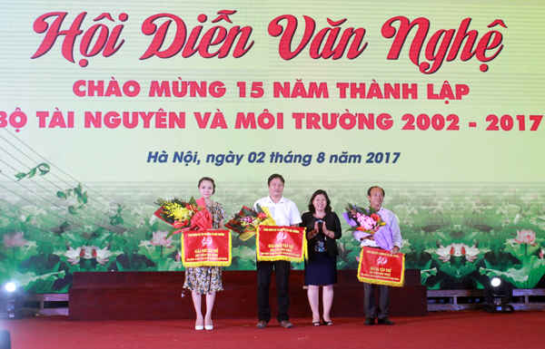 Thứ trưởng Bộ TN&MT Nguyễn Thị Phương Hoa trao giải cho các đơn vị