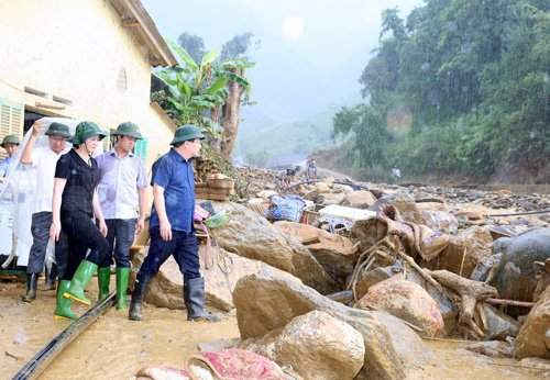 Phó Thủ tướng thị sát nơi xảy ra lũ quét ở Mù Cang Chải